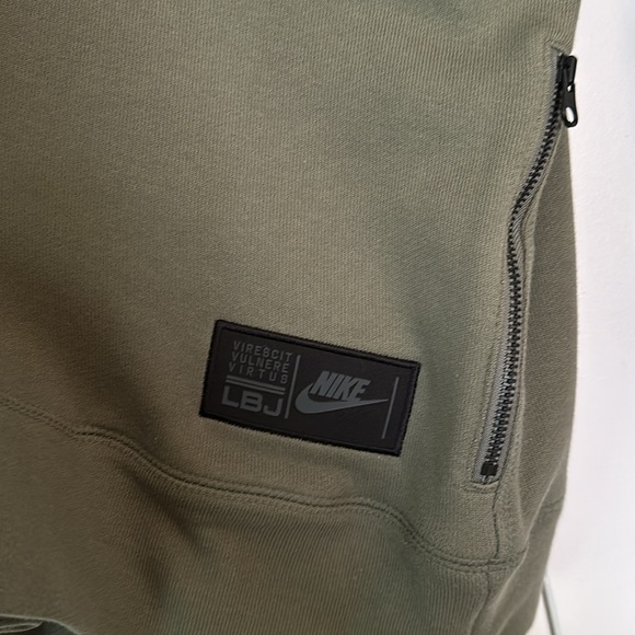 Nike lebron James men’s crew sweatshirt pullover green size small new with tags - Picture 4 of 4